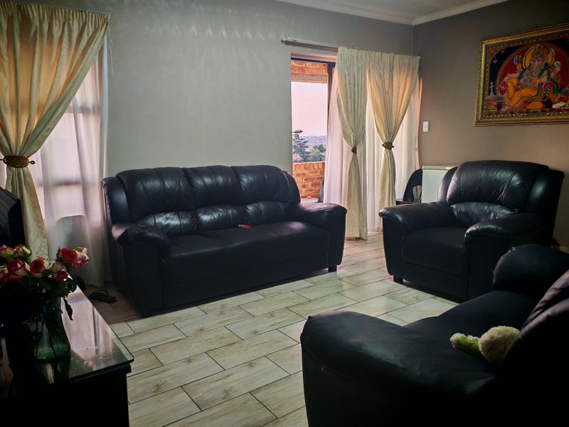 NEAT 2 BED APARTMENT - Photo 3