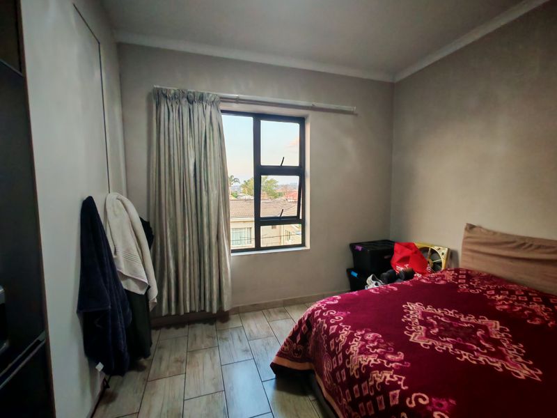 NEAT 2 BED APARTMENT - Photo 9