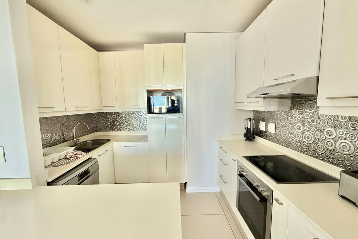 Luxurious 3-Bedroom Penthouse with Private Rooftop Patio in Beacon Rock - Photo 5