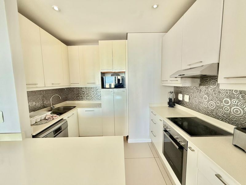 Luxurious 3-Bedroom Penthouse with Private Rooftop Patio in Beacon Rock - Photo 5
