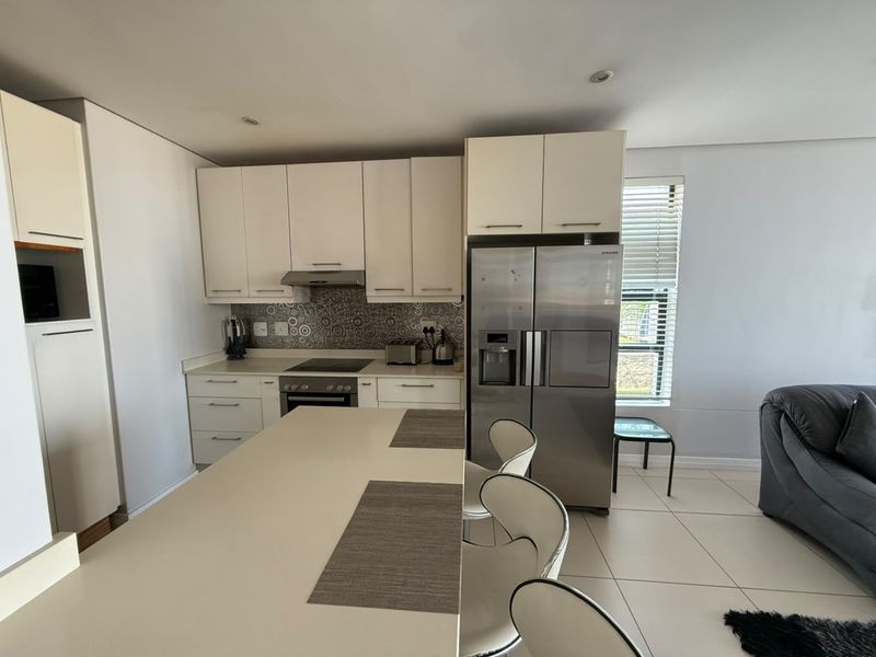 Luxurious 3-Bedroom Penthouse with Private Rooftop Patio in Beacon Rock - Photo 6