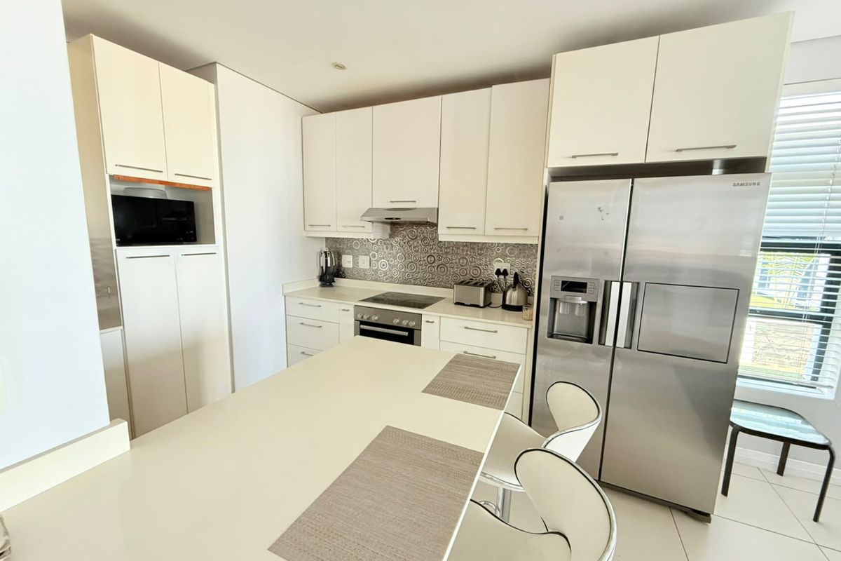 Luxurious 3-Bedroom Penthouse with Private Rooftop Patio in Beacon Rock - Photo 4