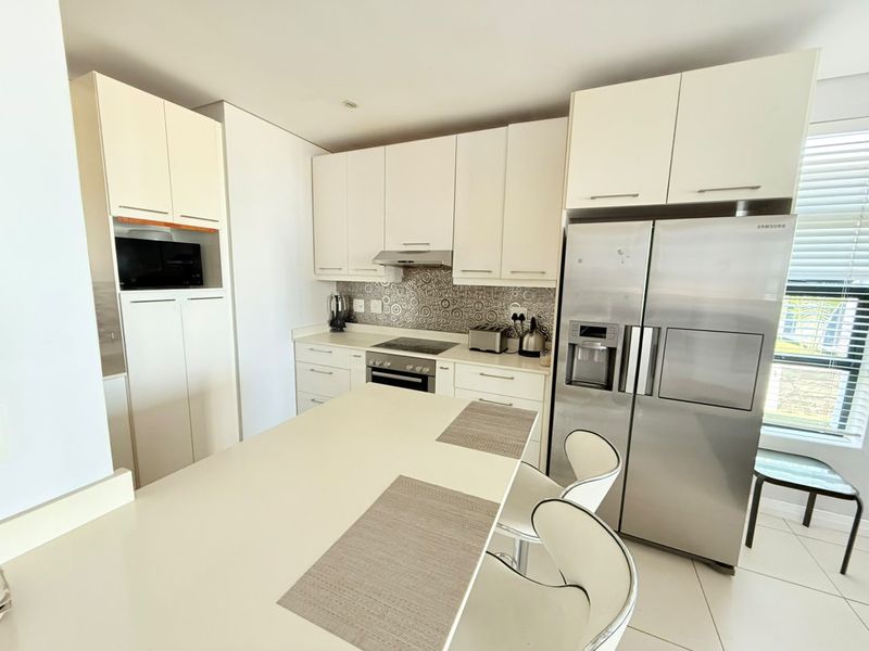 Luxurious 3-Bedroom Penthouse with Private Rooftop Patio in Beacon Rock - Photo 4