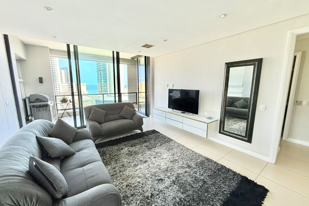 Luxurious 3-Bedroom Penthouse with Private Rooftop Patio in Beacon Rock - Photo 2