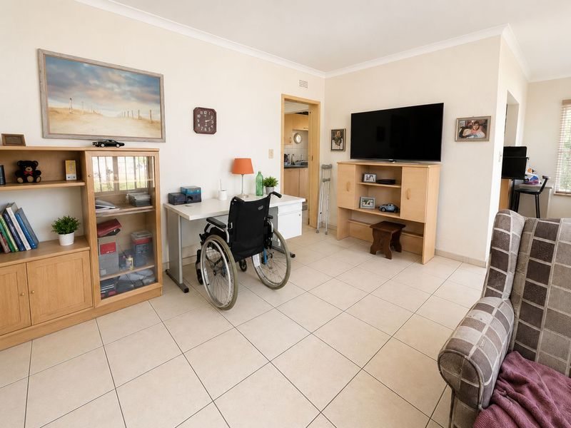 Spacious 2-Bedroom Home with a 1-Bedroom Fully Self-Contained Flatlet – Ideal Investment Opportunity - Photo 6