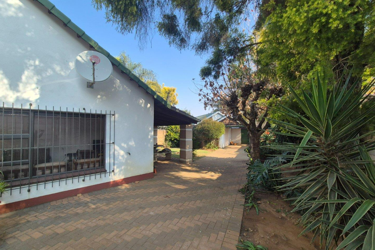 Spacious 2-Bedroom Home with a 1-Bedroom Fully Self-Contained Flatlet – Ideal Investment Opportunity - Photo 4