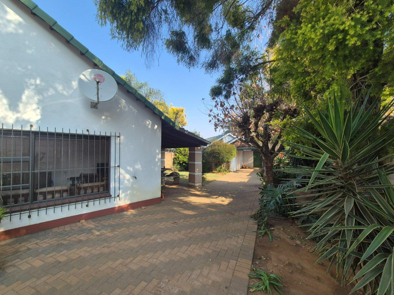 Spacious 2-Bedroom Home with a 1-Bedroom Fully Self-Contained Flatlet – Ideal Investment Opportunity - Photo 4