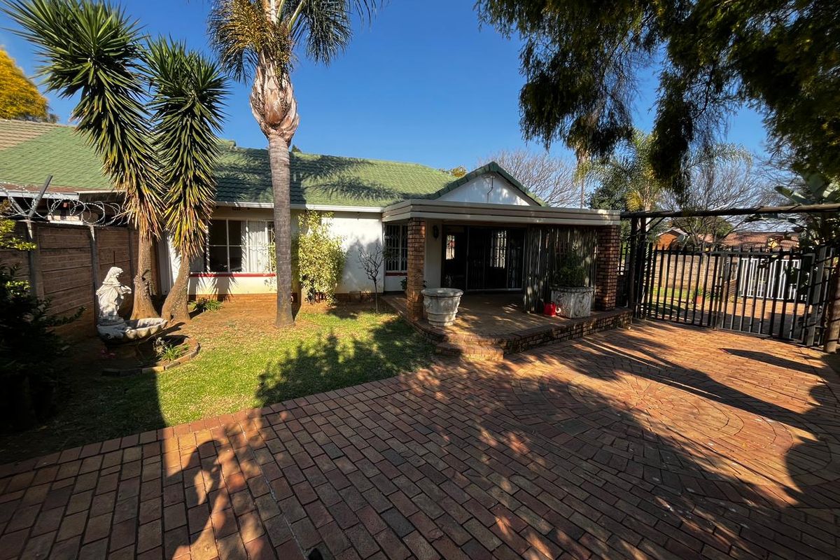 Spacious 2-Bedroom Home with a 1-Bedroom Fully Self-Contained Flatlet – Ideal Investment Opportunity - Photo 2
