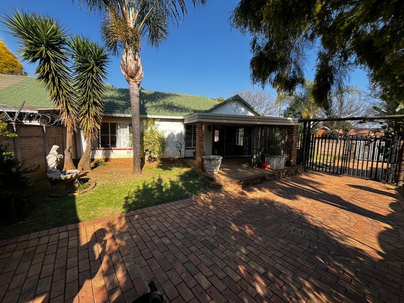 Spacious 2-Bedroom Home with a 1-Bedroom Fully Self-Contained Flatlet – Ideal Investment Opportunity - Photo 2