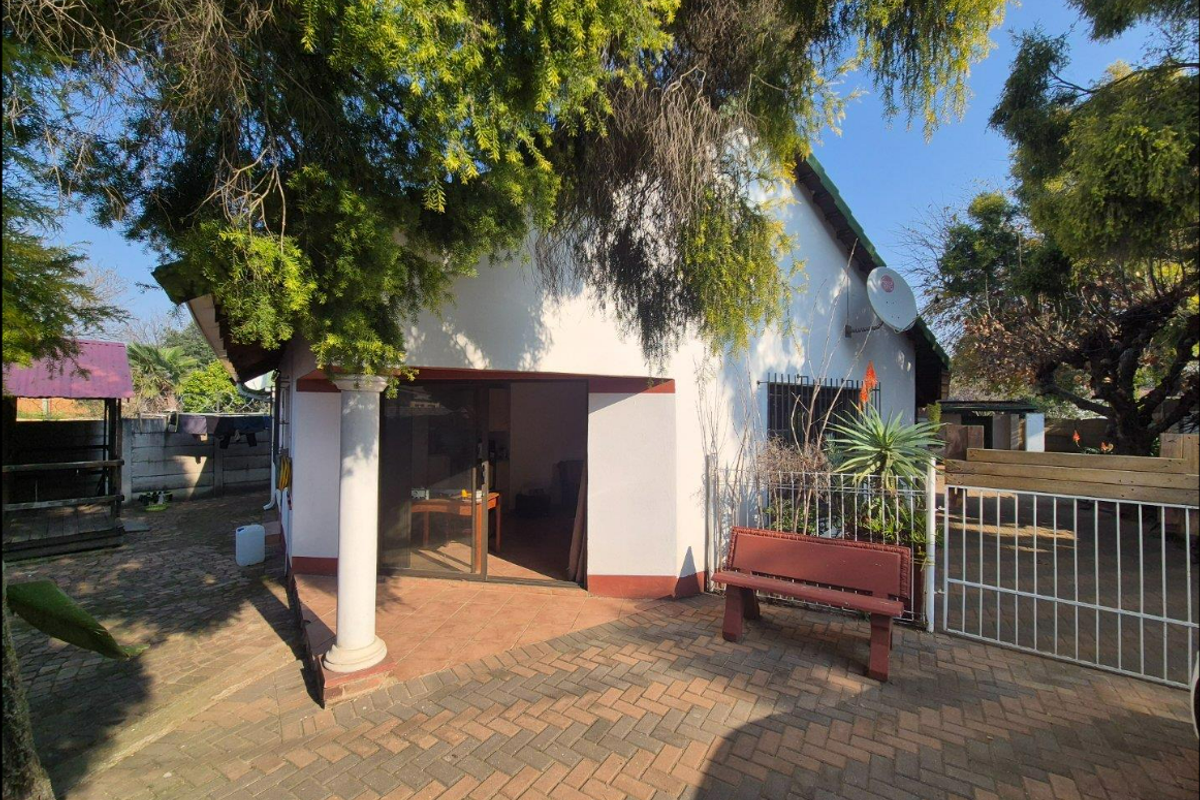 Spacious 2-Bedroom Home with a 1-Bedroom Fully Self-Contained Flatlet – Ideal Investment Opportunity - Photo 3