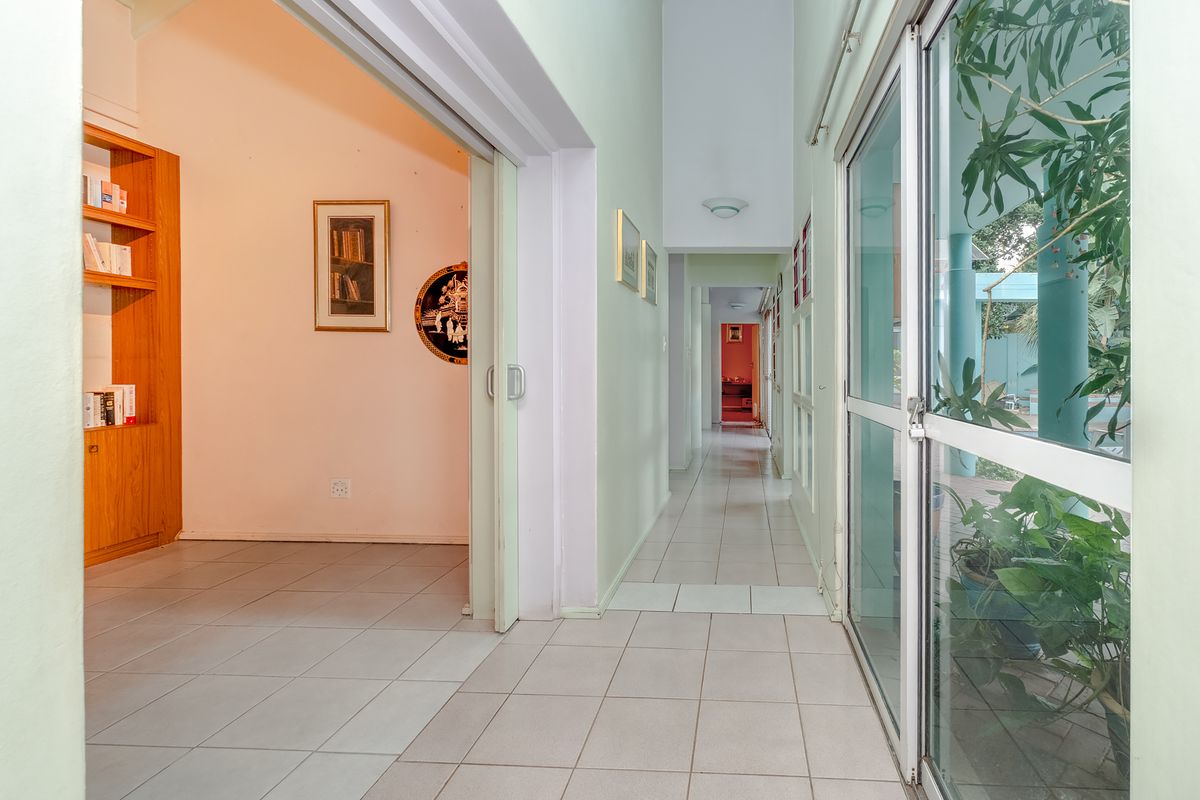 LUXURY ABOUNDS IN AN EXCEPTIONAL SETTING DEFINED BY STRIKING DESIGN AND VIBRANT AMBIENCE - Photo 4