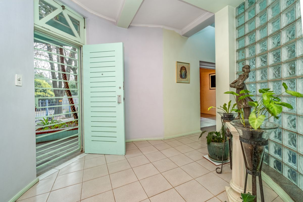LUXURY ABOUNDS IN AN EXCEPTIONAL SETTING DEFINED BY STRIKING DESIGN AND VIBRANT AMBIENCE - Photo 2