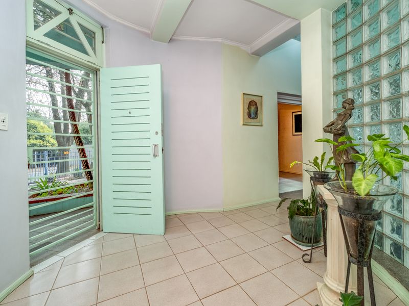 LUXURY ABOUNDS IN AN EXCEPTIONAL SETTING DEFINED BY STRIKING DESIGN AND VIBRANT AMBIENCE - Photo 2
