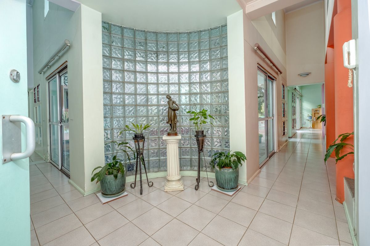 LUXURY ABOUNDS IN AN EXCEPTIONAL SETTING DEFINED BY STRIKING DESIGN AND VIBRANT AMBIENCE - Photo 3