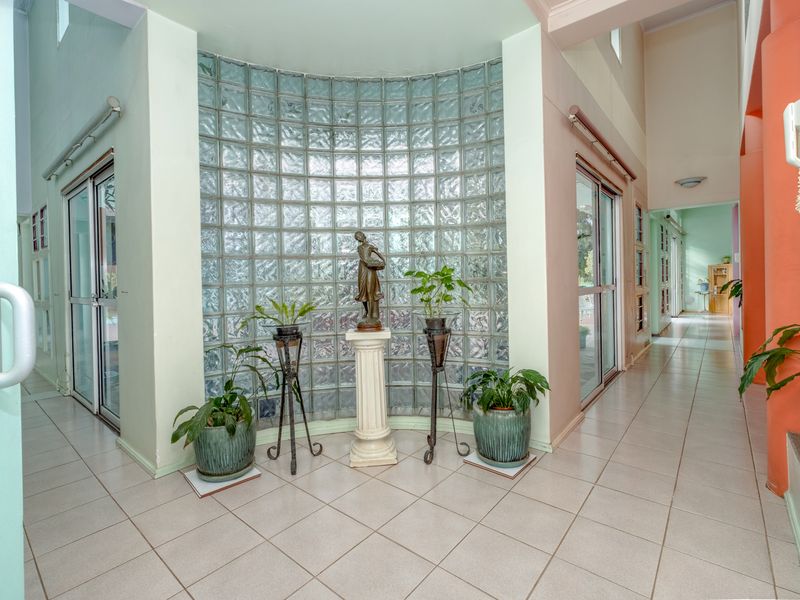 LUXURY ABOUNDS IN AN EXCEPTIONAL SETTING DEFINED BY STRIKING DESIGN AND VIBRANT AMBIENCE - Photo 3