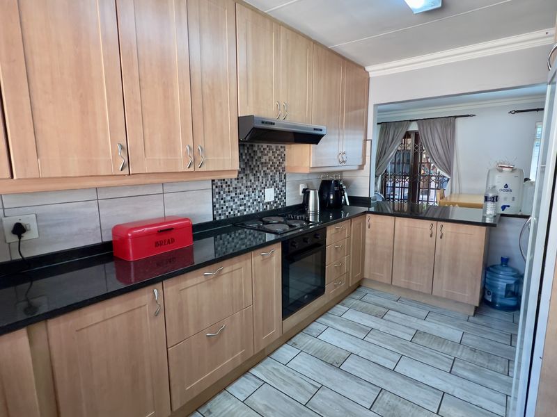 3 Bedroom House to Let in Sonheuwel - Photo 10