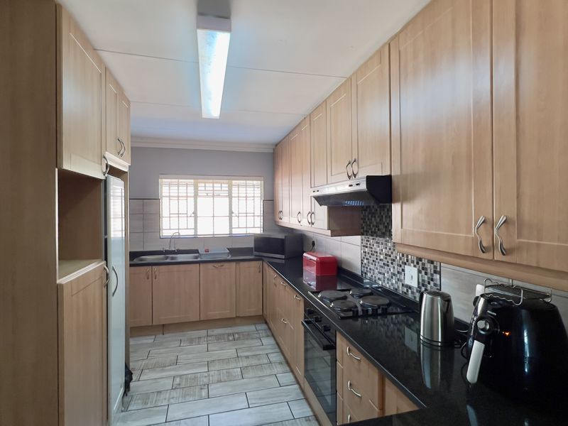 3 Bedroom House to Let in Sonheuwel - Photo 9
