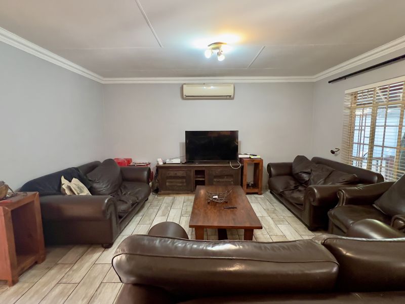 3 Bedroom House to Let in Sonheuwel - Photo 8