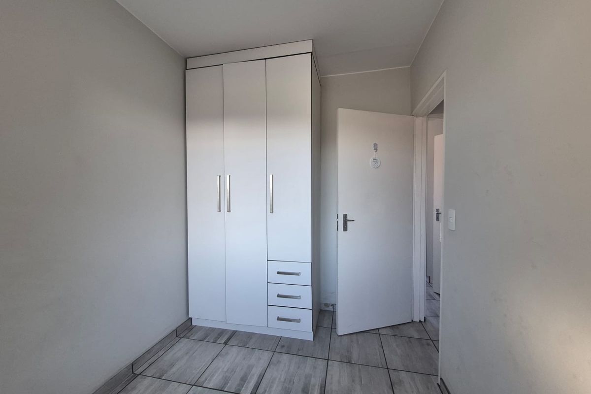 2 Bedroom 1 bathroom Apartment To Let in South Hills - Photo 5