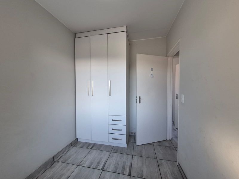 2 Bedroom 1 bathroom Apartment To Let in South Hills - Photo 5