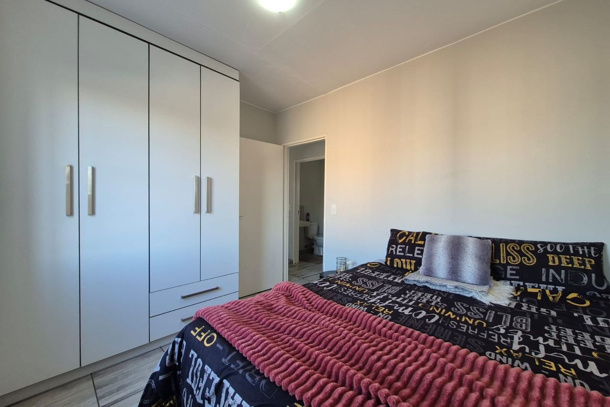 2 Bedroom 1 bathroom Apartment To Let in South Hills - Photo 3