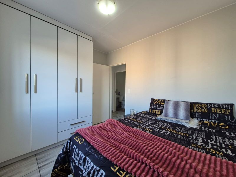 2 Bedroom 1 bathroom Apartment To Let in South Hills - Photo 3
