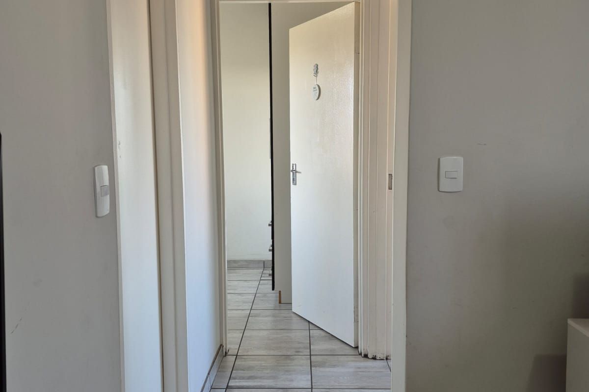 2 Bedroom 1 bathroom Apartment To Let in South Hills - Photo 2