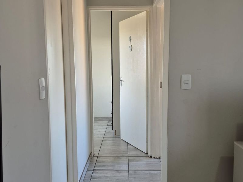 2 Bedroom 1 bathroom Apartment To Let in South Hills - Photo 2