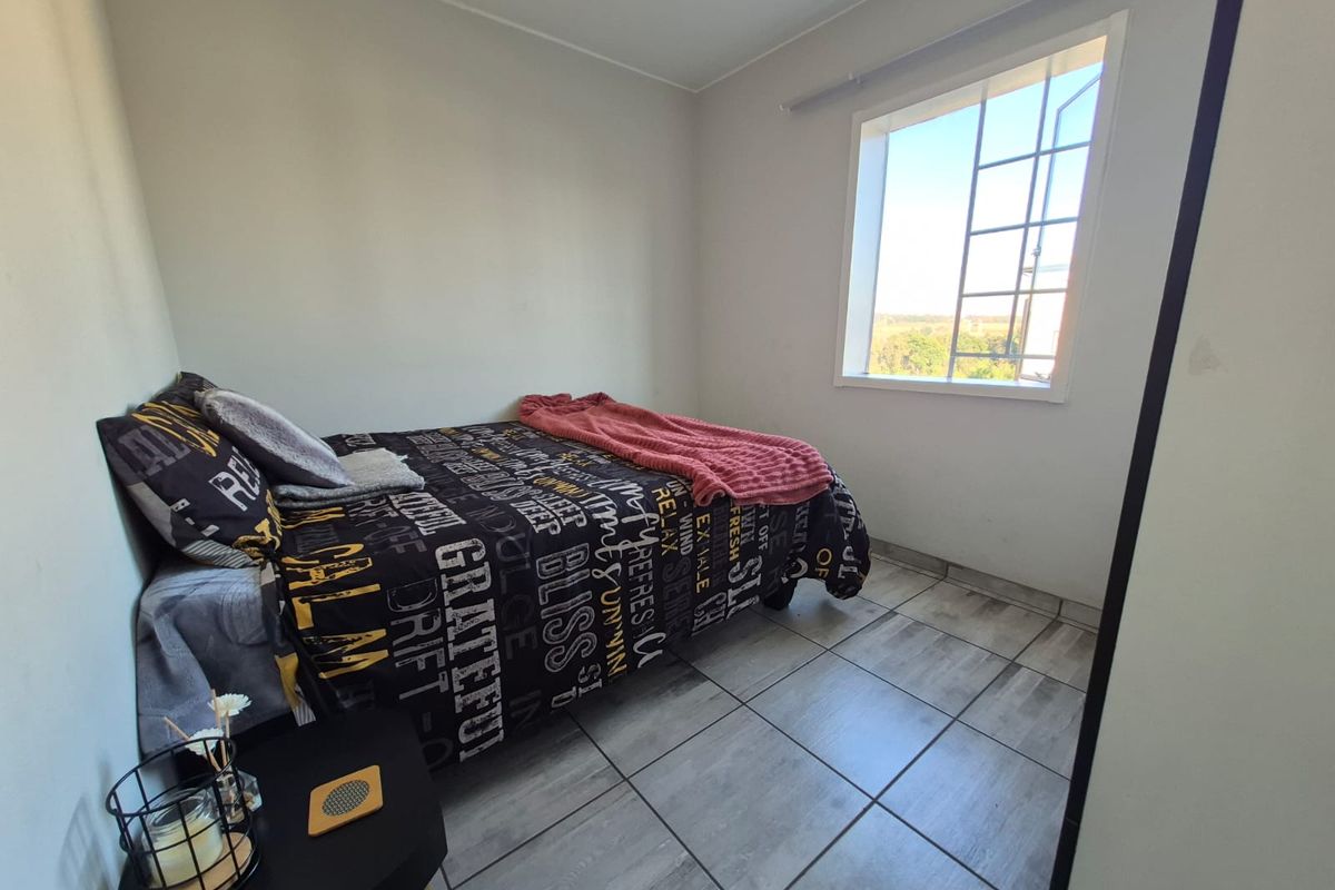 2 Bedroom 1 bathroom Apartment To Let in South Hills - Photo 4