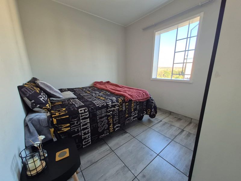 2 Bedroom 1 bathroom Apartment To Let in South Hills - Photo 4
