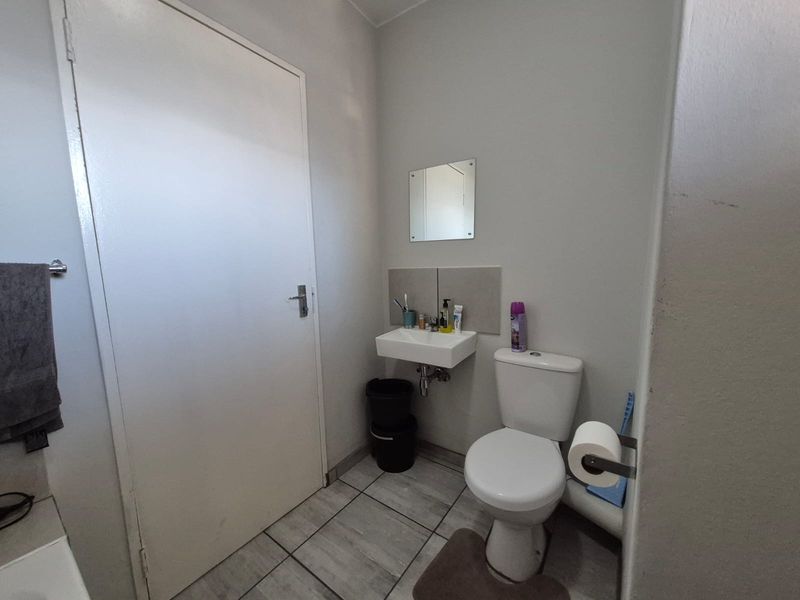 2 Bedroom 1 bathroom Apartment To Let in South Hills - Photo 8