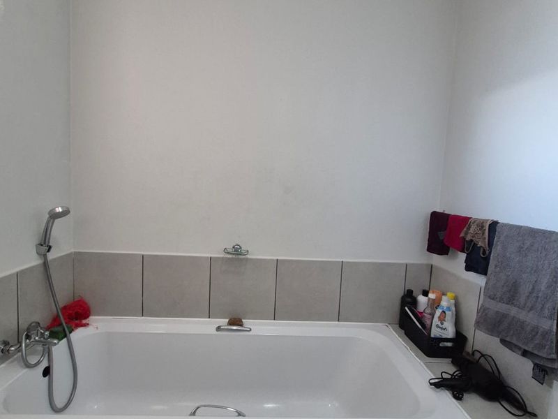 2 Bedroom 1 bathroom Apartment To Let in South Hills - Photo 7