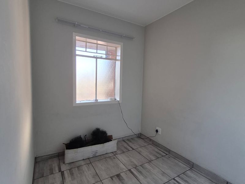 2 Bedroom 1 bathroom Apartment To Let in South Hills - Photo 6