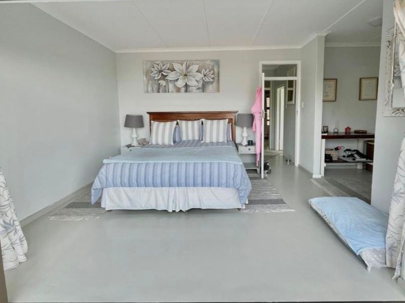 Beachfront Townhouse with Stunning Sea Views and Exceptional Investment Potential - Photo 10