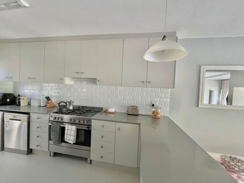 Beachfront Townhouse with Stunning Sea Views and Exceptional Investment Potential - Photo 3