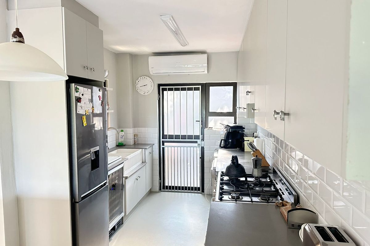 Beachfront Townhouse with Stunning Sea Views and Exceptional Investment Potential - Photo 4