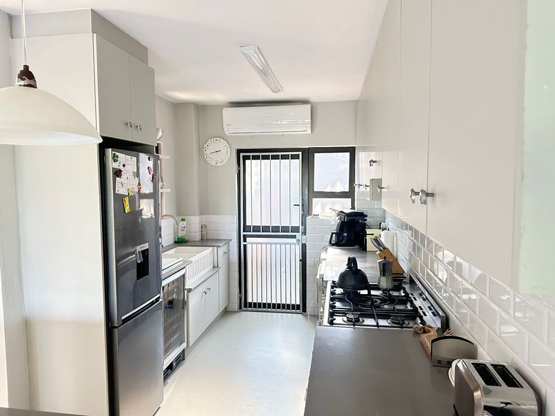 Beachfront Townhouse with Stunning Sea Views and Exceptional Investment Potential - Photo 4