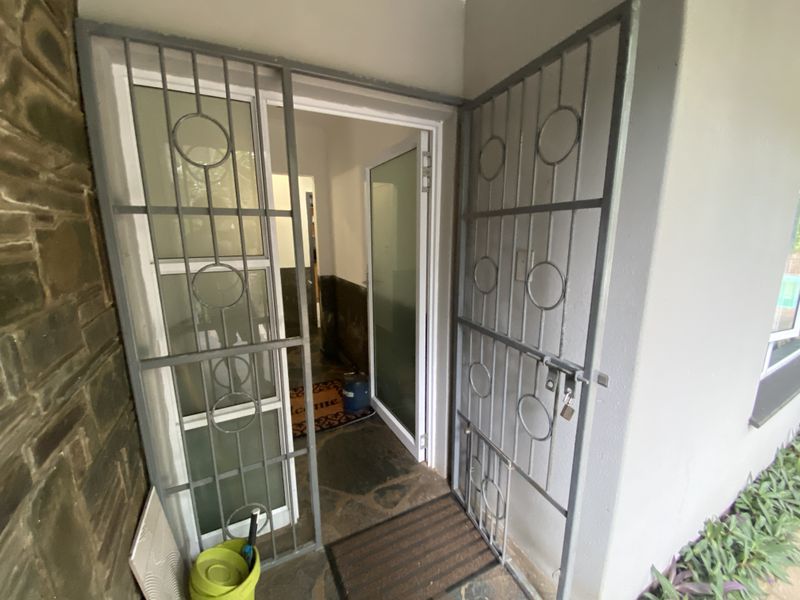 Free standing House with a Granny flat on a large stand in Westbrook (Fixer-Upper) - Photo 6