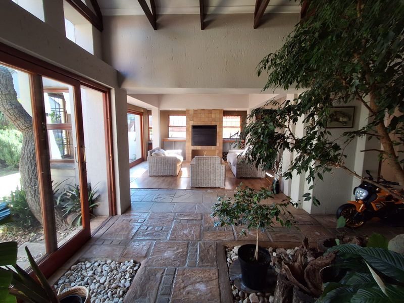 SPACIOUS FAMILY HOME FOR SALE IN GLEN MARAIS 🏡 - Photo 4