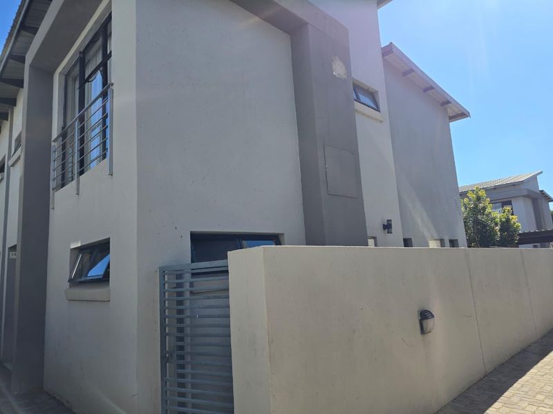 Modern 4-Bedroom Duplex to Rent in Mods@Willows - Photo 2