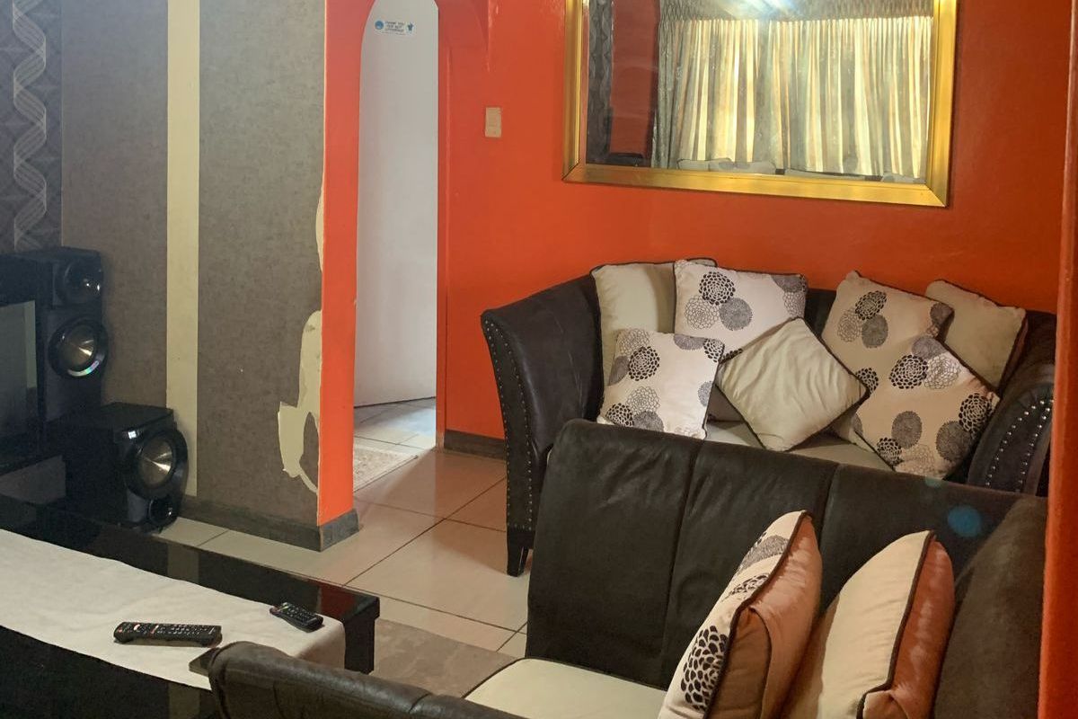 2 BED 1 BATH HOUSE WITH FLATLET FOR SALE - Photo 4