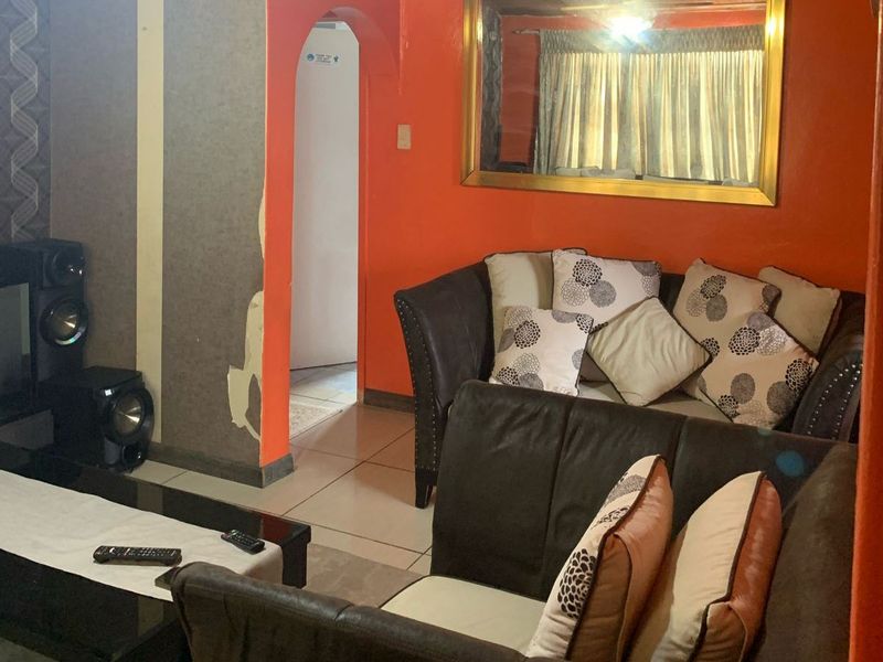 2 BED 1 BATH HOUSE WITH FLATLET FOR SALE - Photo 4