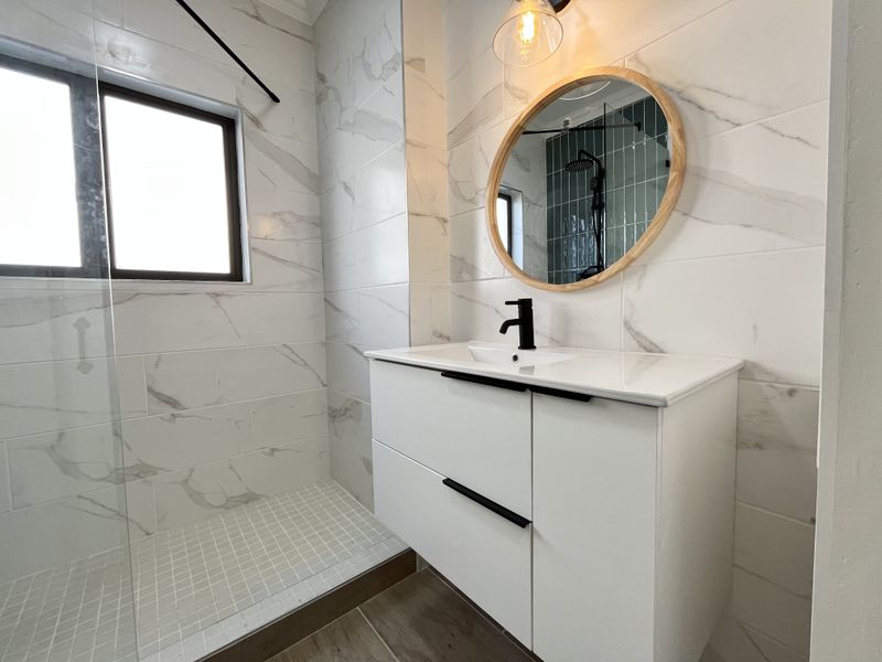 Hidden Haven in Sheffield Beach – Stylish Top-Floor Apartment! - Photo 1
