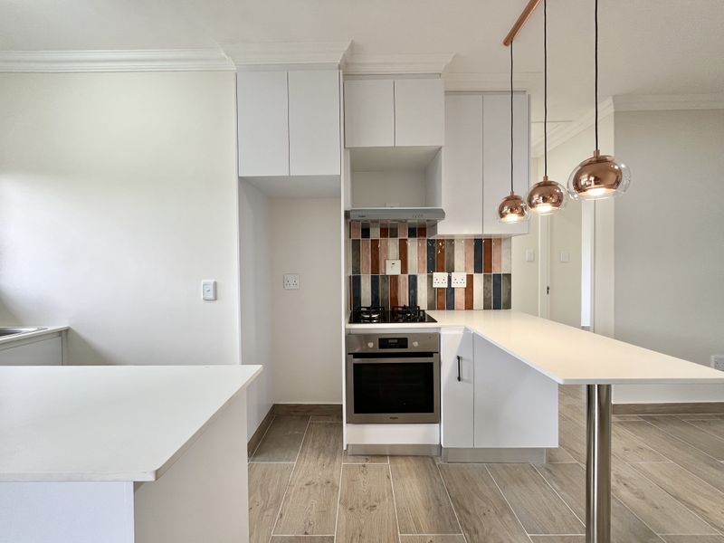 Hidden Haven in Sheffield Beach – Stylish Top-Floor Apartment! - Photo 10