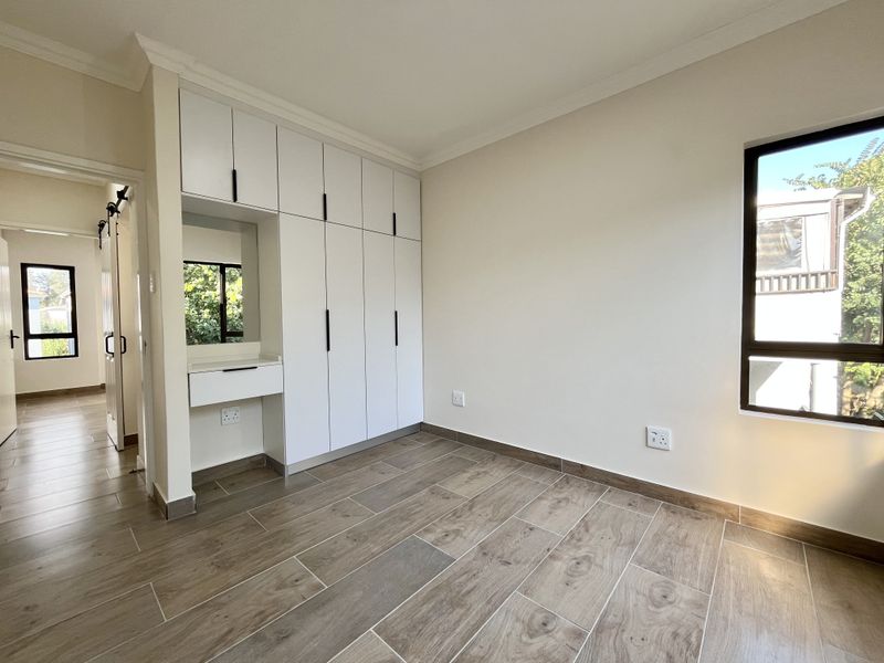 Hidden Haven in Sheffield Beach – Stylish Top-Floor Apartment! - Photo 7