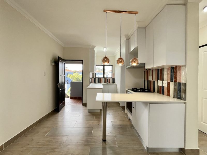 Hidden Haven in Sheffield Beach – Stylish Top-Floor Apartment! - Photo 9