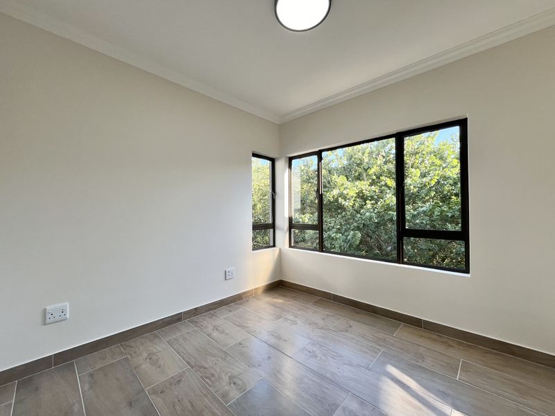 Hidden Haven in Sheffield Beach – Stylish Top-Floor Apartment! - Photo 6