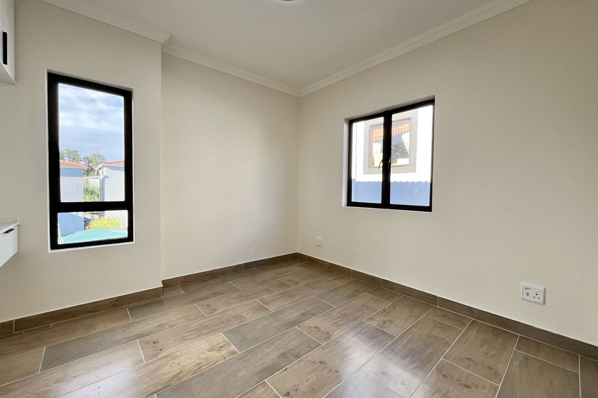 Hidden Haven in Sheffield Beach – Stylish Top-Floor Apartment! - Photo 2