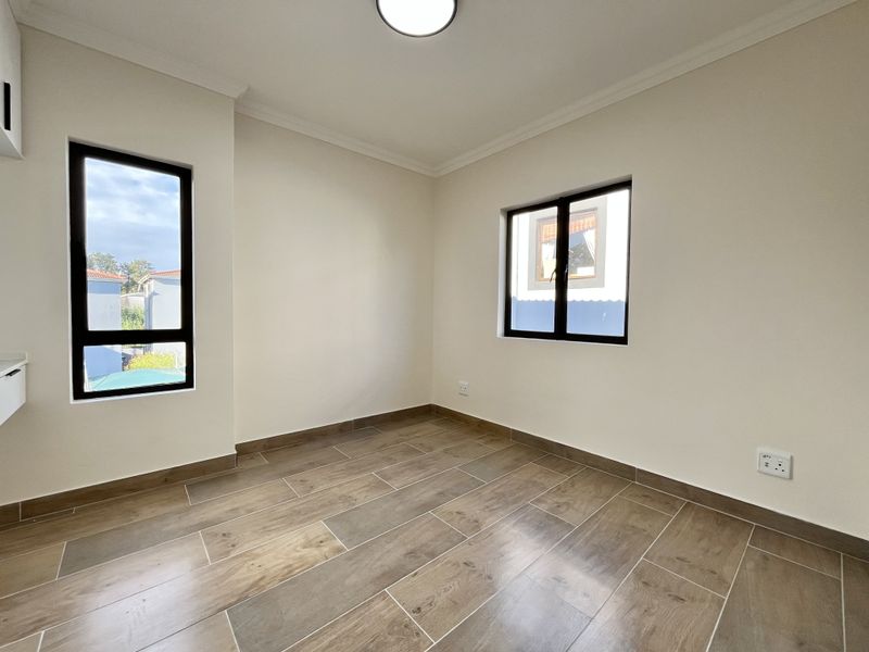 Hidden Haven in Sheffield Beach – Stylish Top-Floor Apartment! - Photo 2