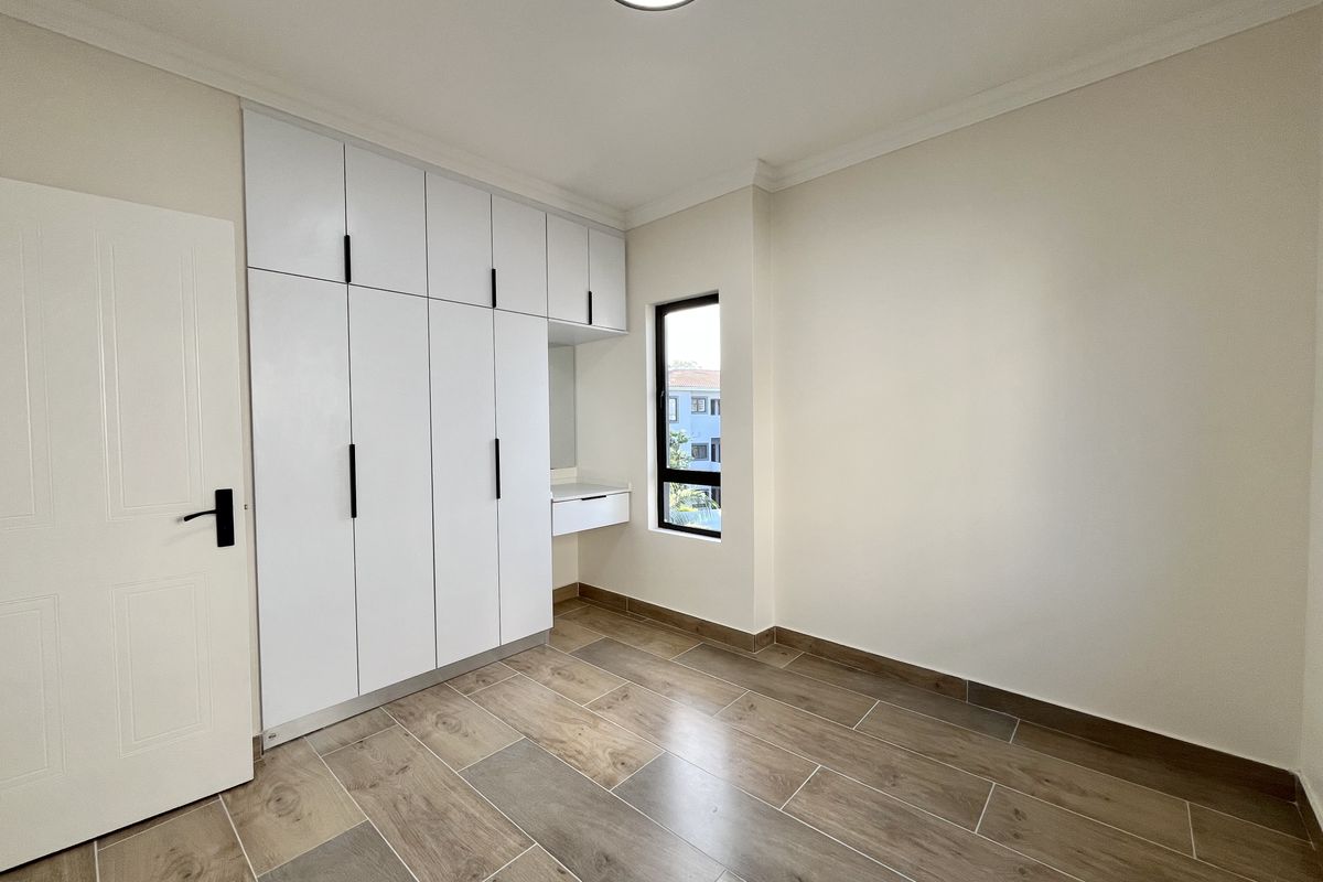 Hidden Haven in Sheffield Beach – Stylish Top-Floor Apartment! - Photo 3